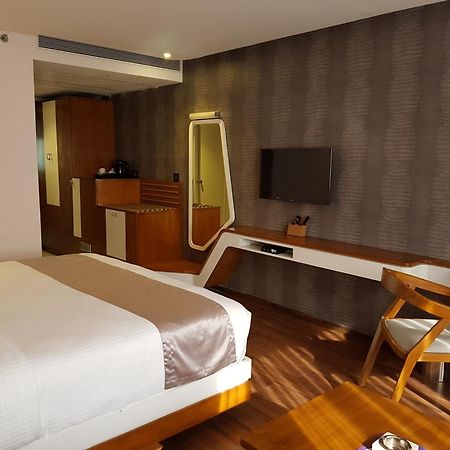 The Blooms Cochin Hotel Kochi Eksteriør billede